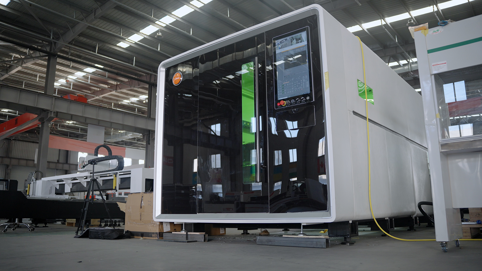 Высокомощный оптоволоконный лазерный станок в защитной кабине XTC-1560G/20000 Raycus 