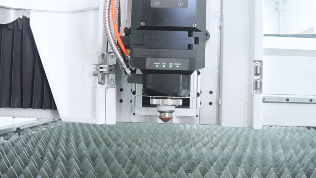 Высокомощный оптоволоконный лазерный станок в защитной кабине XTC-1560G/20000 Raycus 