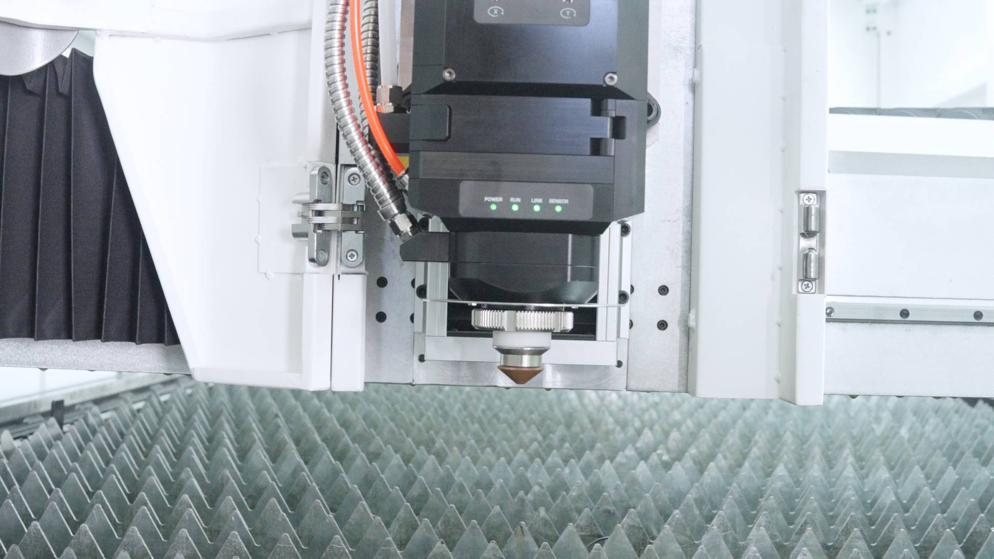 Высокомощный оптоволоконный лазерный станок в защитной кабине XTC-1560G/20000 Raycus 