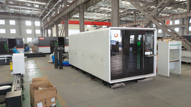 Высокомощный оптоволоконный лазерный станок в защитной кабине XTC-1560G/20000 Raycus 