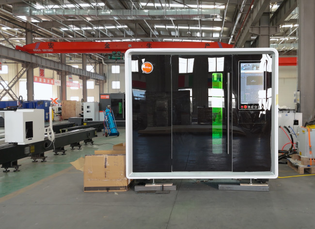 Высокомощный оптоволоконный лазерный станок в защитной кабине XTC-1560G/20000 Raycus 