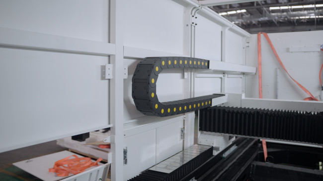 Высокомощный оптоволоконный лазерный станок в защитной кабине XTC-1560G/20000 Raycus 