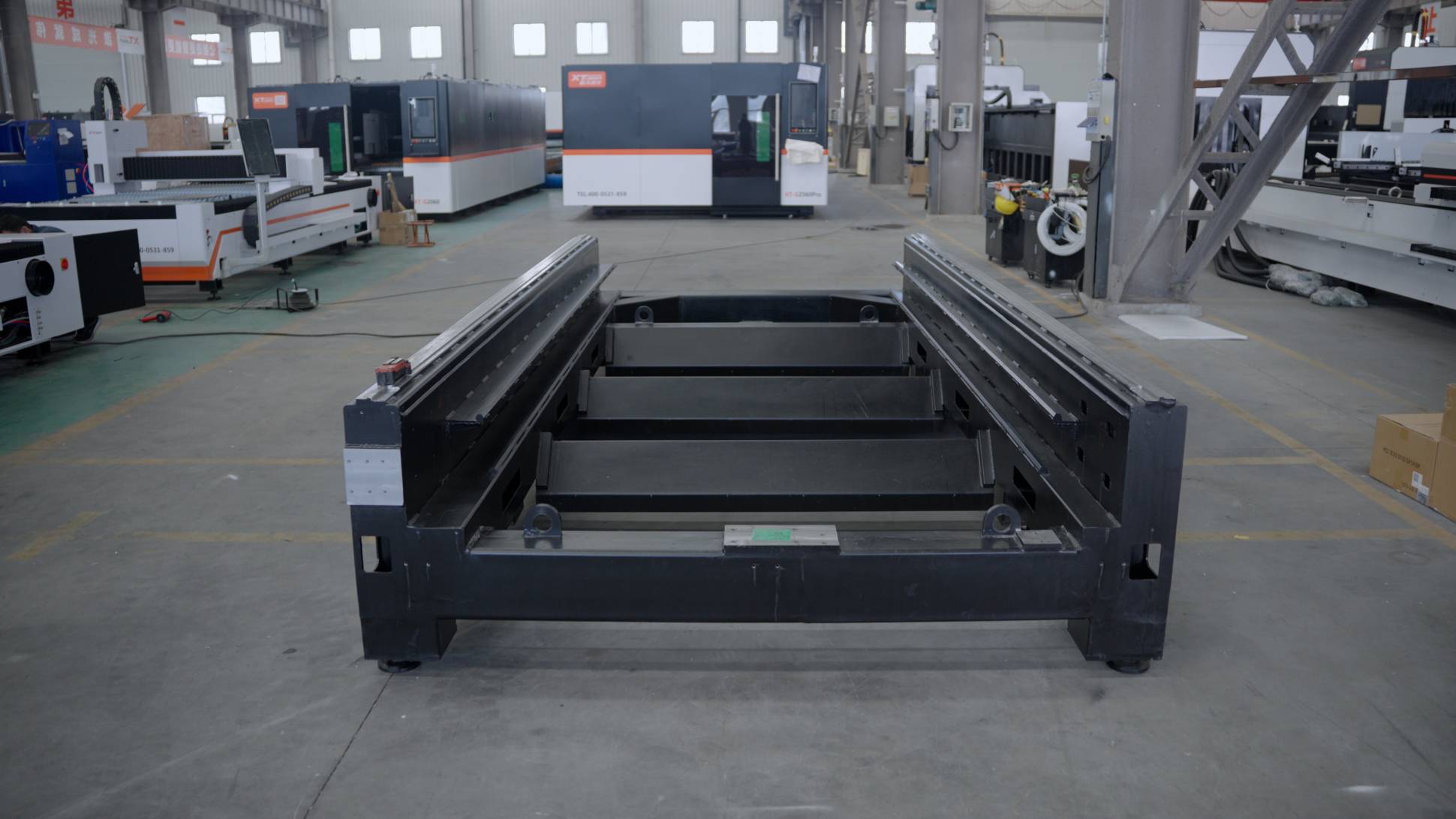 Высокомощный оптоволоконный лазерный станок в защитной кабине XTC-1560G/20000 Raycus 