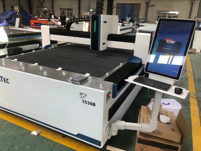 Оптоволоконный лазерный станок для резки металла MetalTec 1530B/1500 Maxphotonics