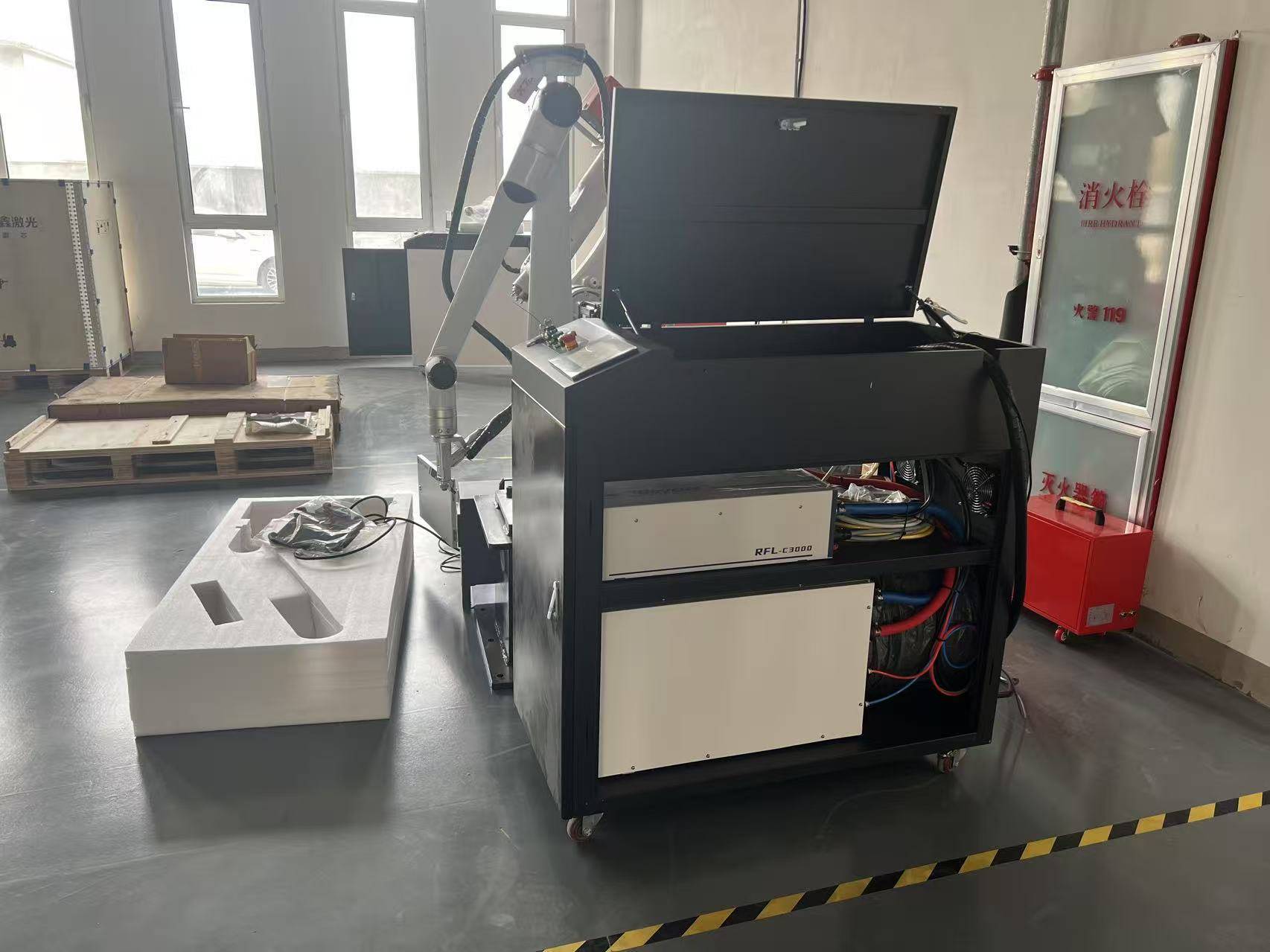 Роботизированный комплекс лазерной сварки металла ROBOT XTW-3000/Raycus