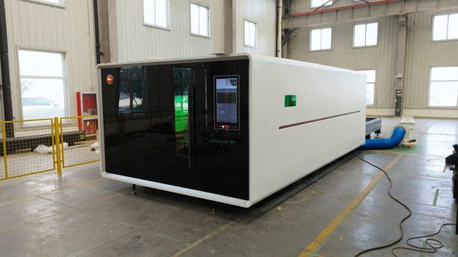 Высокомощный оптоволоконный лазерный станок в защитной кабине XTC-2060G/20000 Raycus