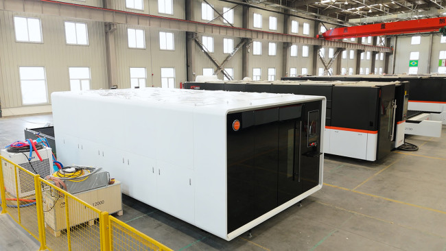 Высокомощный оптоволоконный лазерный станок в защитной кабине XTC-2060G/30000 Raycus