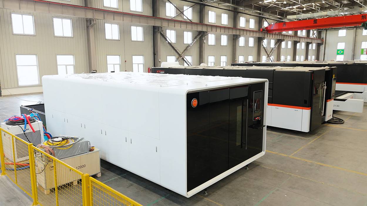 Высокомощный оптоволоконный лазерный станок в защитной кабине XTC-2060G/30000 Raycus