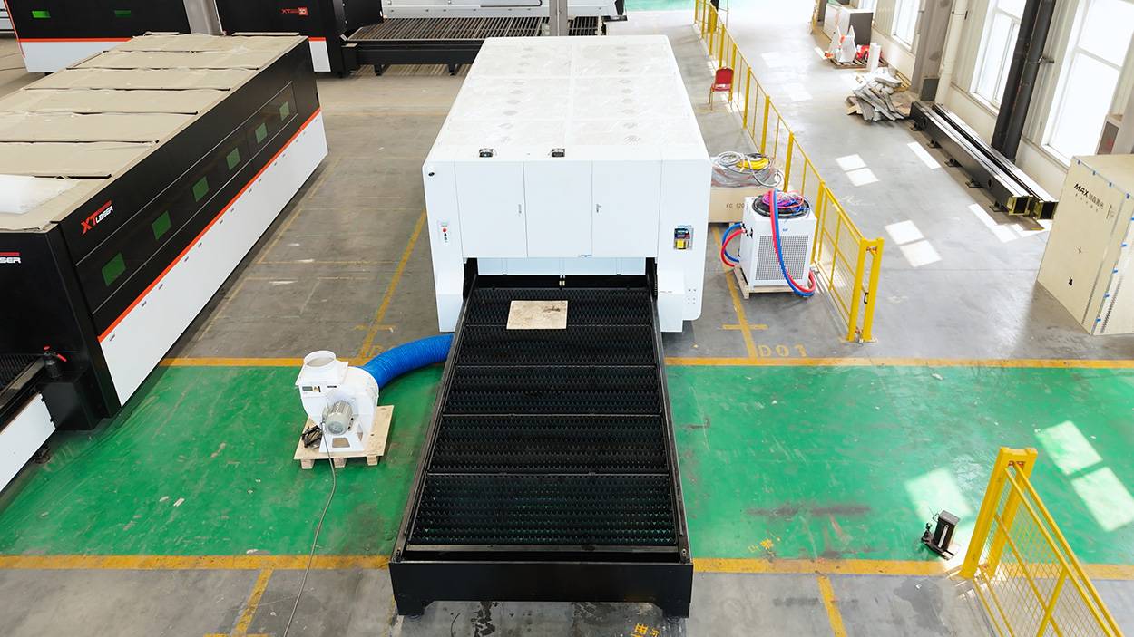 Высокомощный оптоволоконный лазерный станок в защитной кабине XTC-2060G/30000 Raycus