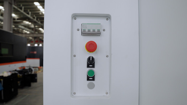 Высокомощный оптоволоконный лазерный станок в защитной кабине XTC-2060G/30000 Raycus