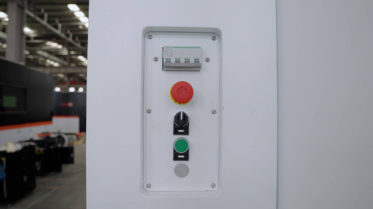 Высокомощный оптоволоконный лазерный станок в защитной кабине XTC-2060G/30000 Raycus