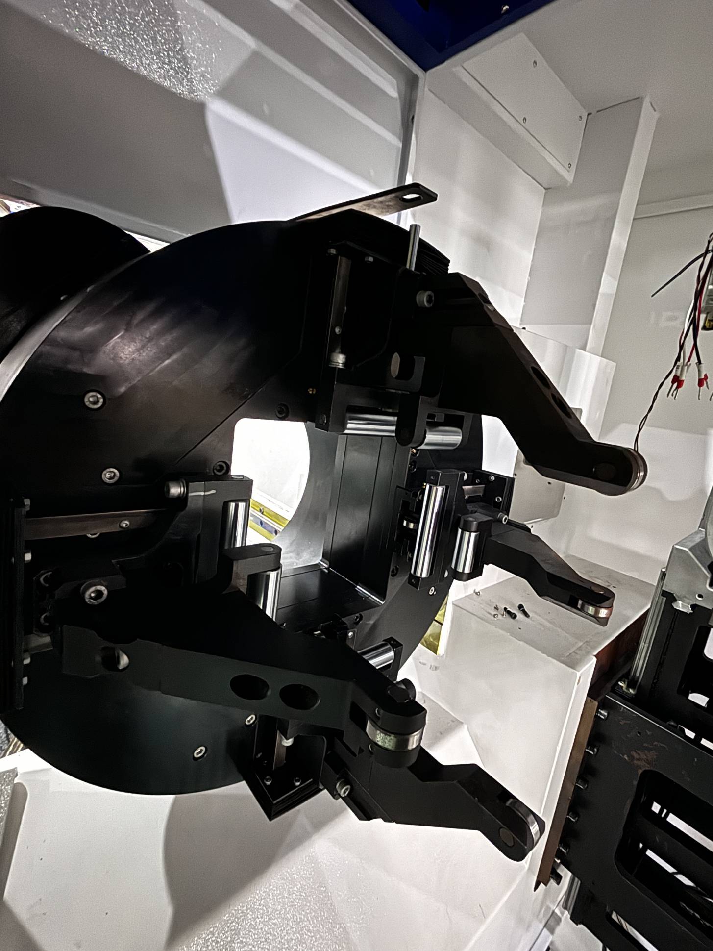 Оптоволоконный лазерный труборез с наклонной головой A16/3000 Raycus 5-Axis