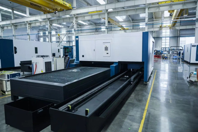 Оптоволоконный лазер в кабине для листов и труб SF3015HMC/6000 Raycus