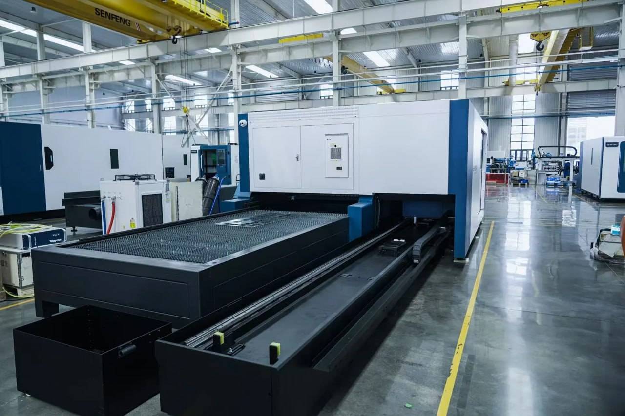 Оптоволоконный лазер в кабине для листов и труб SF3015HMC/6000 Raycus