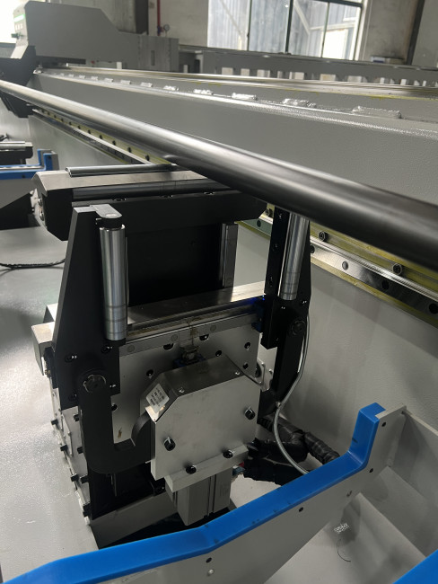 Оптоволоконный лазерный труборез с наклонной головой и автоматической системой погрузки A22-CA/6000 Raycus 5-Axis