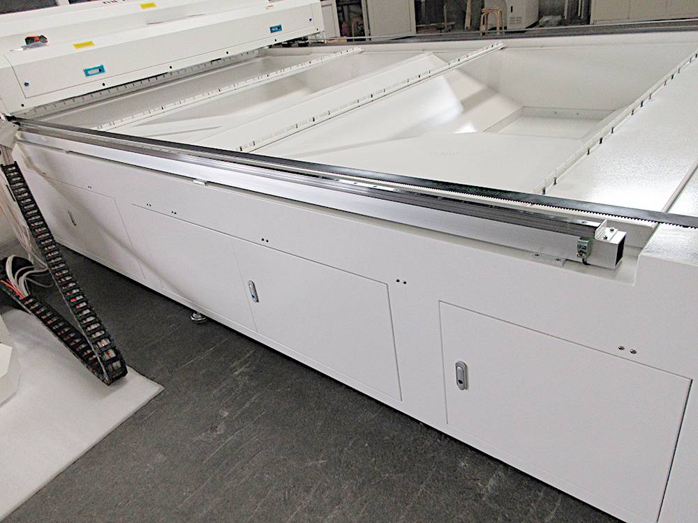 Лазерный гравировальный станок с ЧПУ LM 2030 PRO OPEN 600W