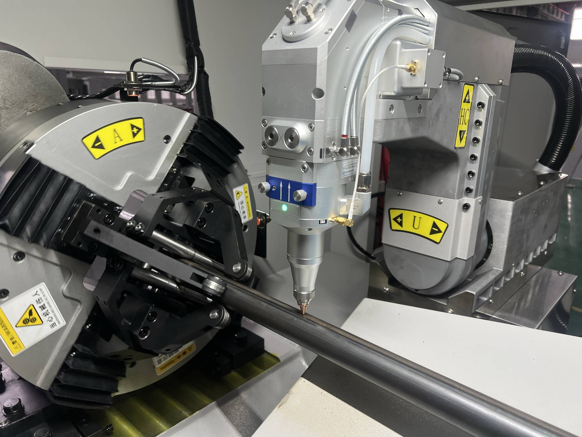 Оптоволоконный лазерный труборез с наклонной головой A16-C/6000 Raycus 5-Axis и полуавтоматической системой погрузки