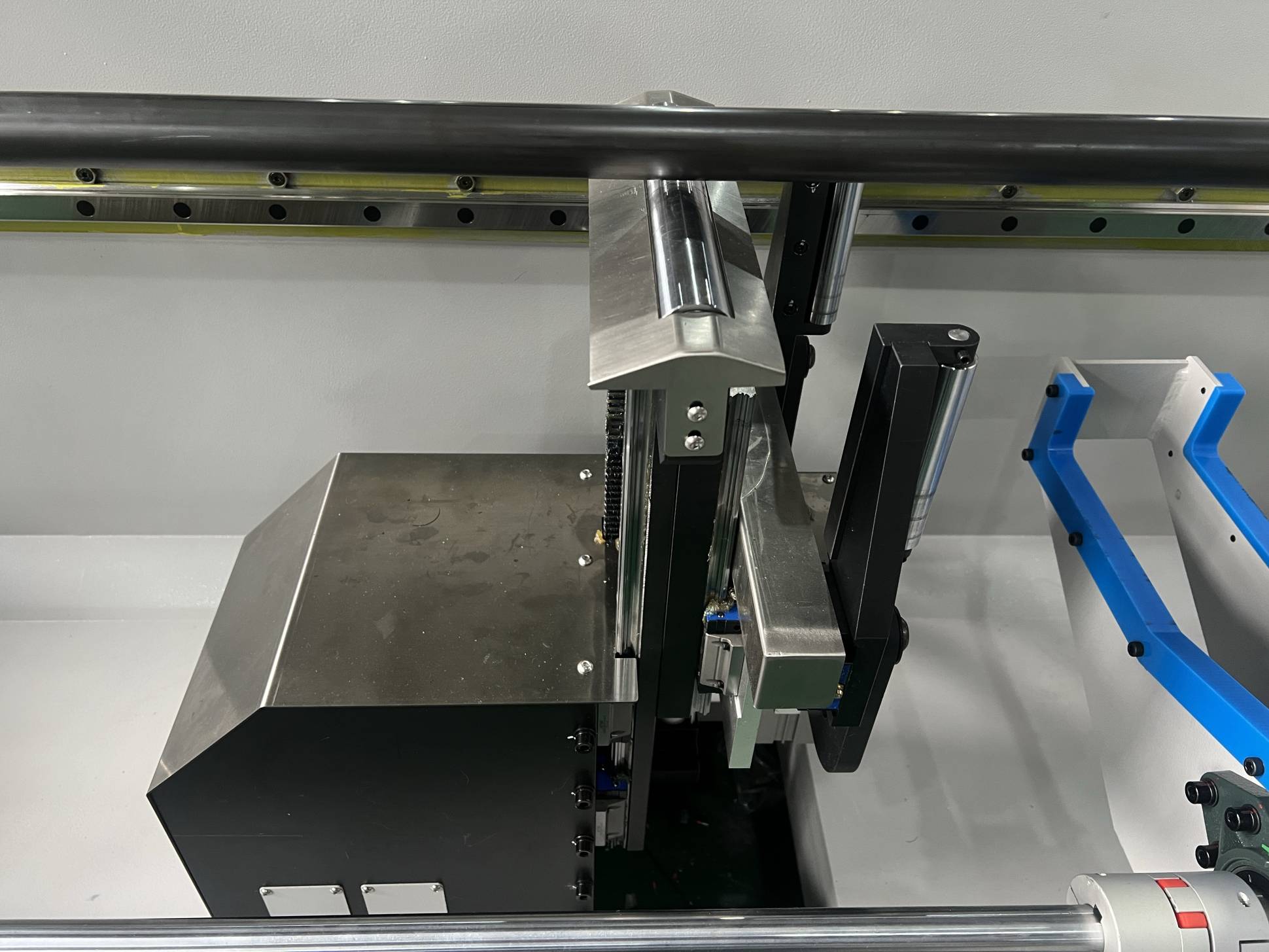 Оптоволоконный лазерный труборез с наклонной головой A16-C/6000 Raycus 5-Axis и полуавтоматической системой погрузки