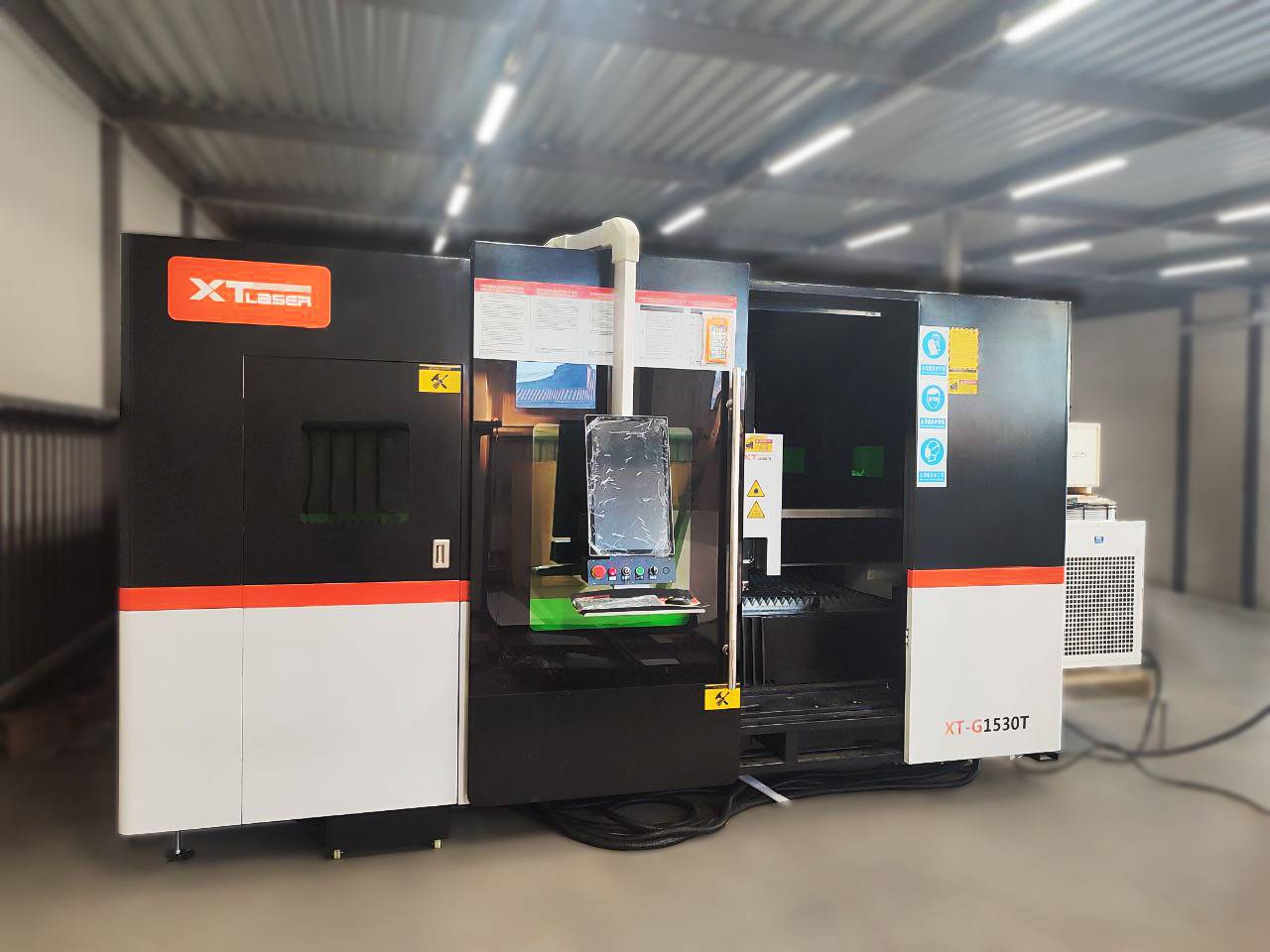 Оптоволоконный лазер в кабине для листов и труб XTC-1530GT/3000 Raycus