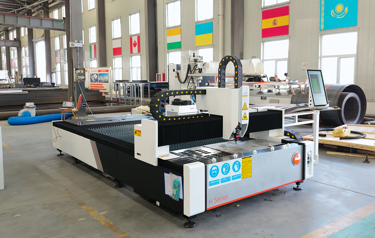 Оптоволоконный лазерный станок по металлу XTC-1530H/1500 Raycus