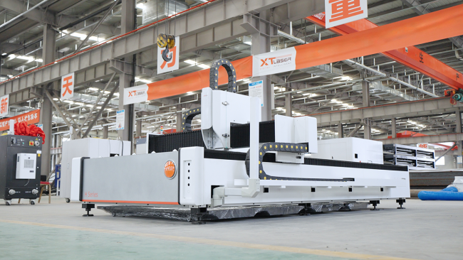 Оптоволоконный лазерный станок по металлу XTC-1530H/1500 Raycus