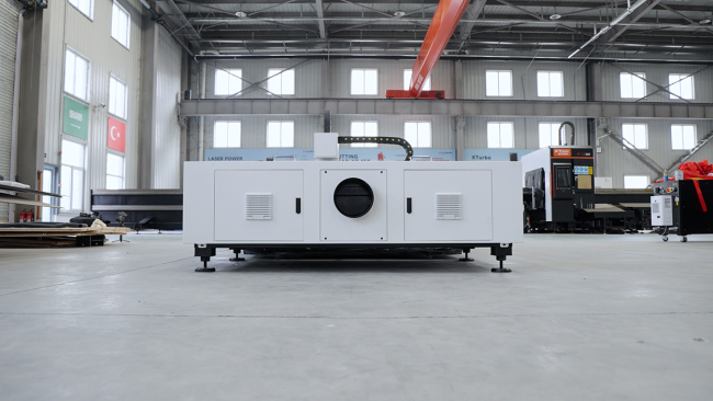 Оптоволоконный лазерный станок по металлу XTC-1530H/1500 Raycus