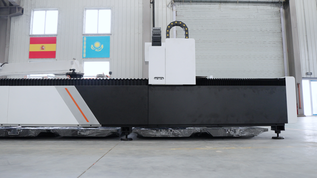 Оптоволоконный лазерный станок по металлу XTC-1530H/1500 Raycus