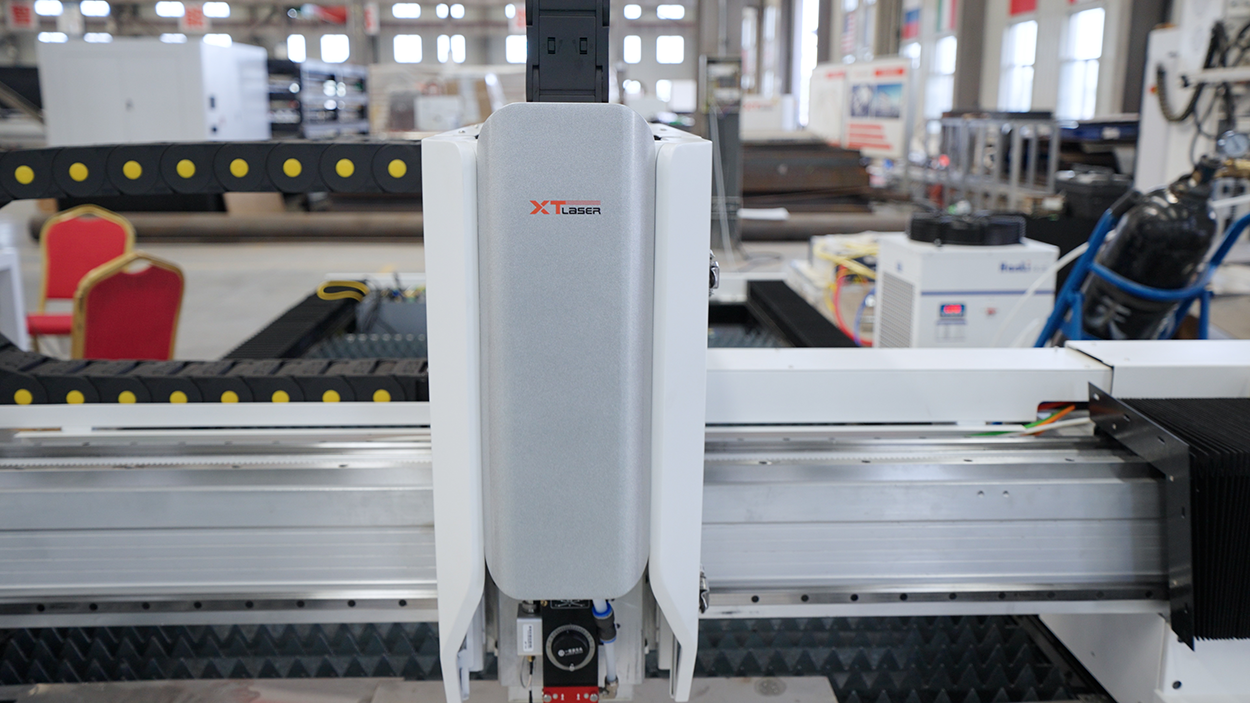 Оптоволоконный лазерный станок по металлу XTC-1530H/1500 Raycus