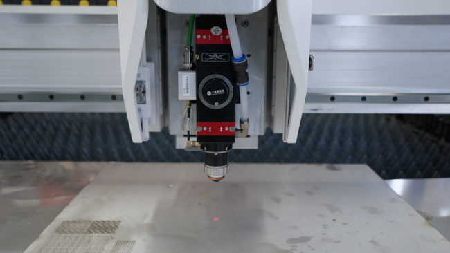 Оптоволоконный лазерный станок по металлу XTC-1530H/1500 Raycus