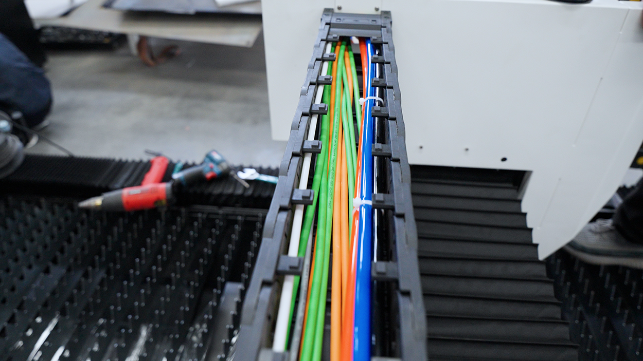 Оптоволоконный лазерный станок по металлу XTC-1530H/1500 Raycus