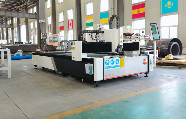 Оптоволоконный лазерный станок по металлу XTC-1530H/1500 Raycus