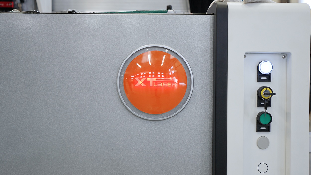 Оптоволоконный лазерный станок по металлу XTC-1530H/1500 Raycus