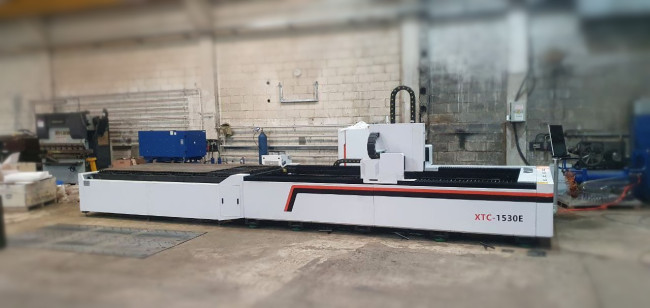 Оптоволоконный станок для резки металла XTC-1530E/3000 Raycus/Reci