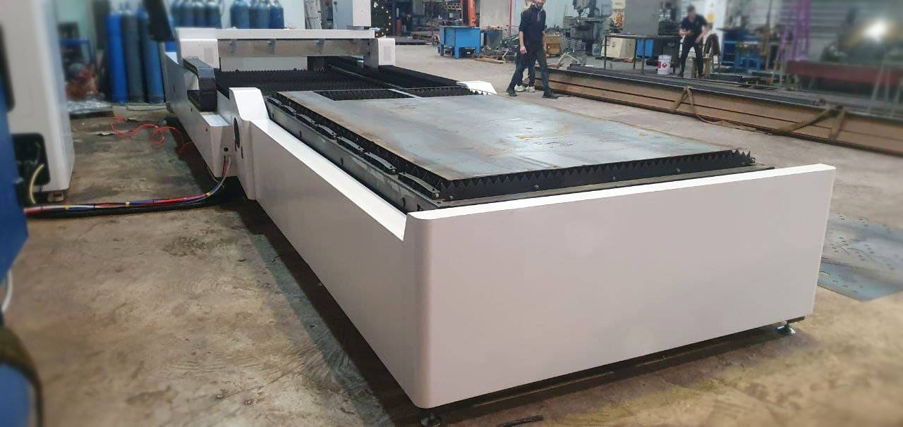 Оптоволоконный станок для резки металла XTC-1530E/3000 Raycus/Reci