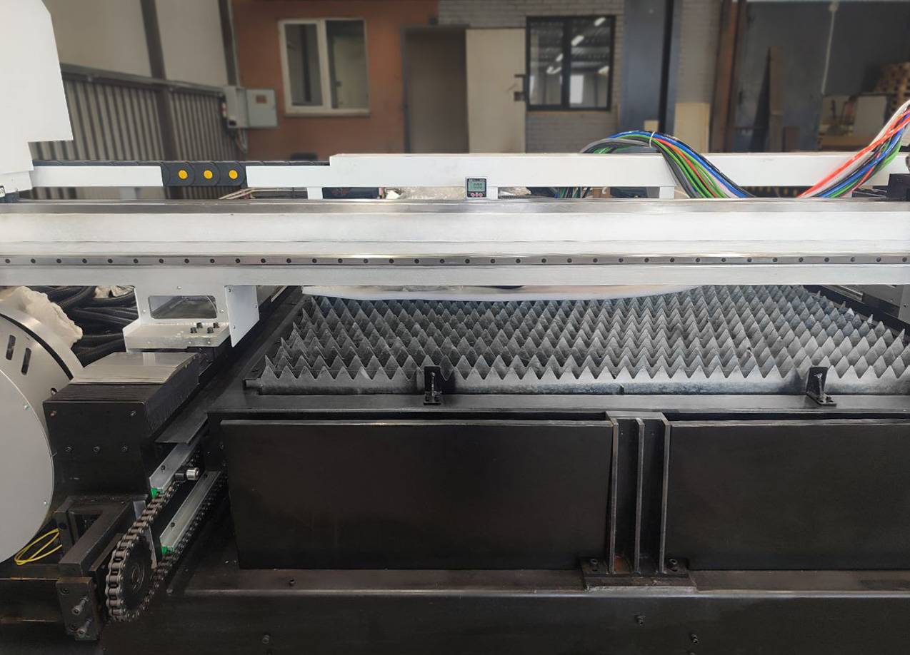 Оптоволоконный лазер в кабине с труборезом и сменным столом XTC-1560GT/6000 Raycus