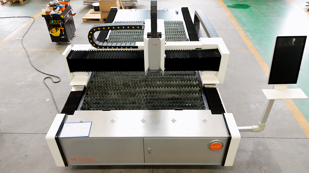 Оптоволоконный лазер для резки металла XTC-1530W/ 3000 / 6000 / 12000 Raycus