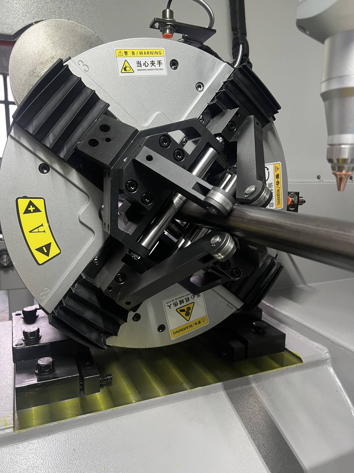 Оптоволоконный лазерный труборез с наклонной головой A16-C/3000 Raycus 5-Axis и полуавтоматической системой погрузки