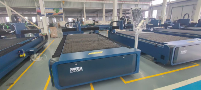 Оптоволоконный лазерный станок по металлу LD-3015S/6000 Raycus