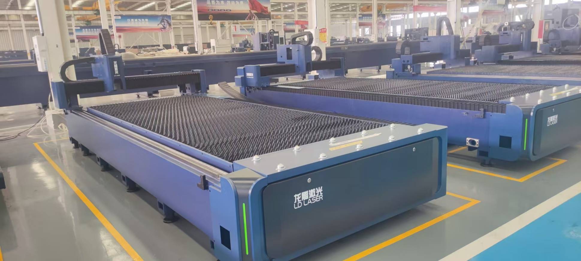 Оптоволоконный лазерный станок по металлу LD-3015S/6000 Raycus