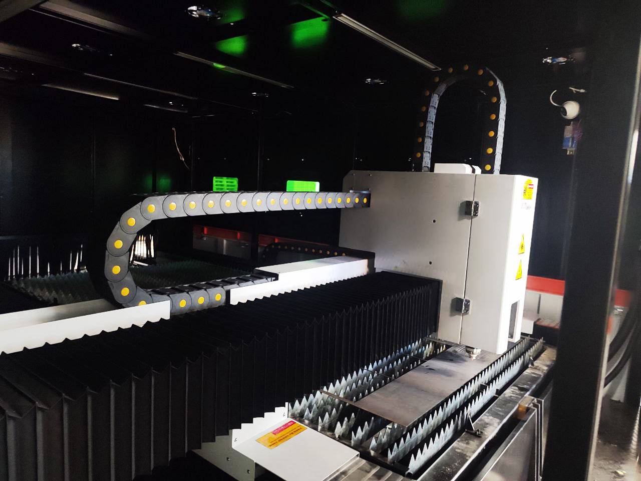 Оптоволоконный лазер в кабине с труборезом и сменным столом XTC-2060GT/6000 Raycus