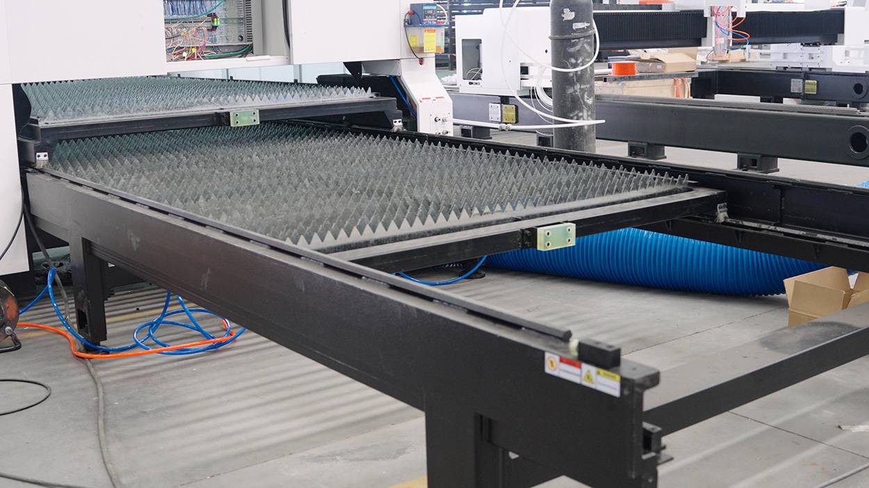 Оптоволоконный лазер XTC-1530G/ 3000 / 6000 / 12000 / 30000 Raycus для резки металла закрытого типа