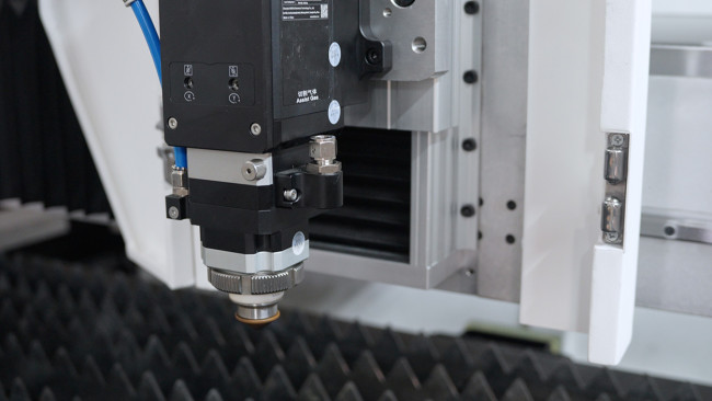 Оптоволоконный лазер XTC-1530G/ 3000 / 6000 / 12000 / 30000 Raycus для резки металла закрытого типа