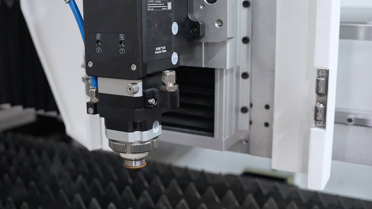 Оптоволоконный лазер XTC-1530G/ 3000 / 6000 / 12000 / 30000 Raycus для резки металла закрытого типа