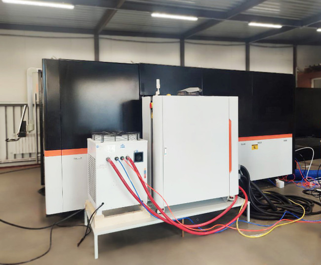 Оптоволоконный лазер в кабине для листов и труб XTC-1530GT/6000 Raycus