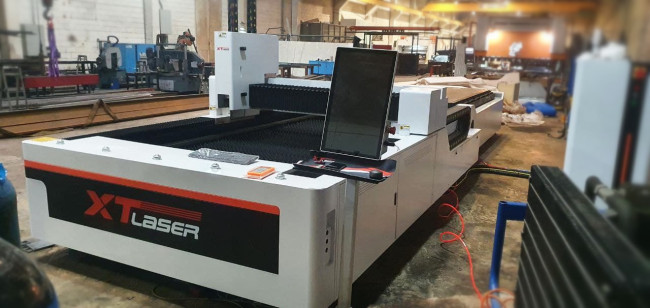 Оптоволоконный лазерный станок со сменным столом XTC-1530E/6000 Raycus/Reci