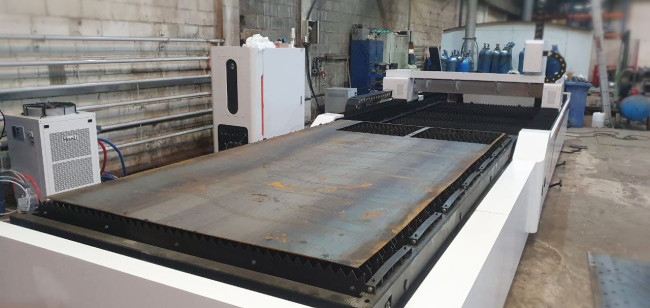 Оптоволоконный лазерный станок со сменным столом XTC-1530E/6000 Raycus/Reci