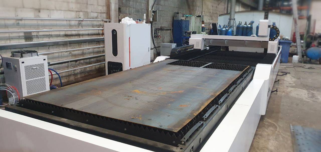 Оптоволоконный лазерный станок со сменным столом XTC-1530E/6000 Raycus/Reci