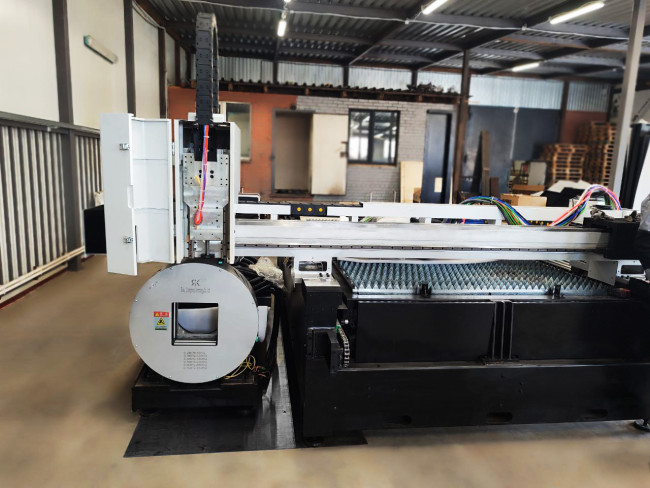 Оптоволоконный лазер в кабине для листов и труб XTC-F1530GT/3000 Raycus