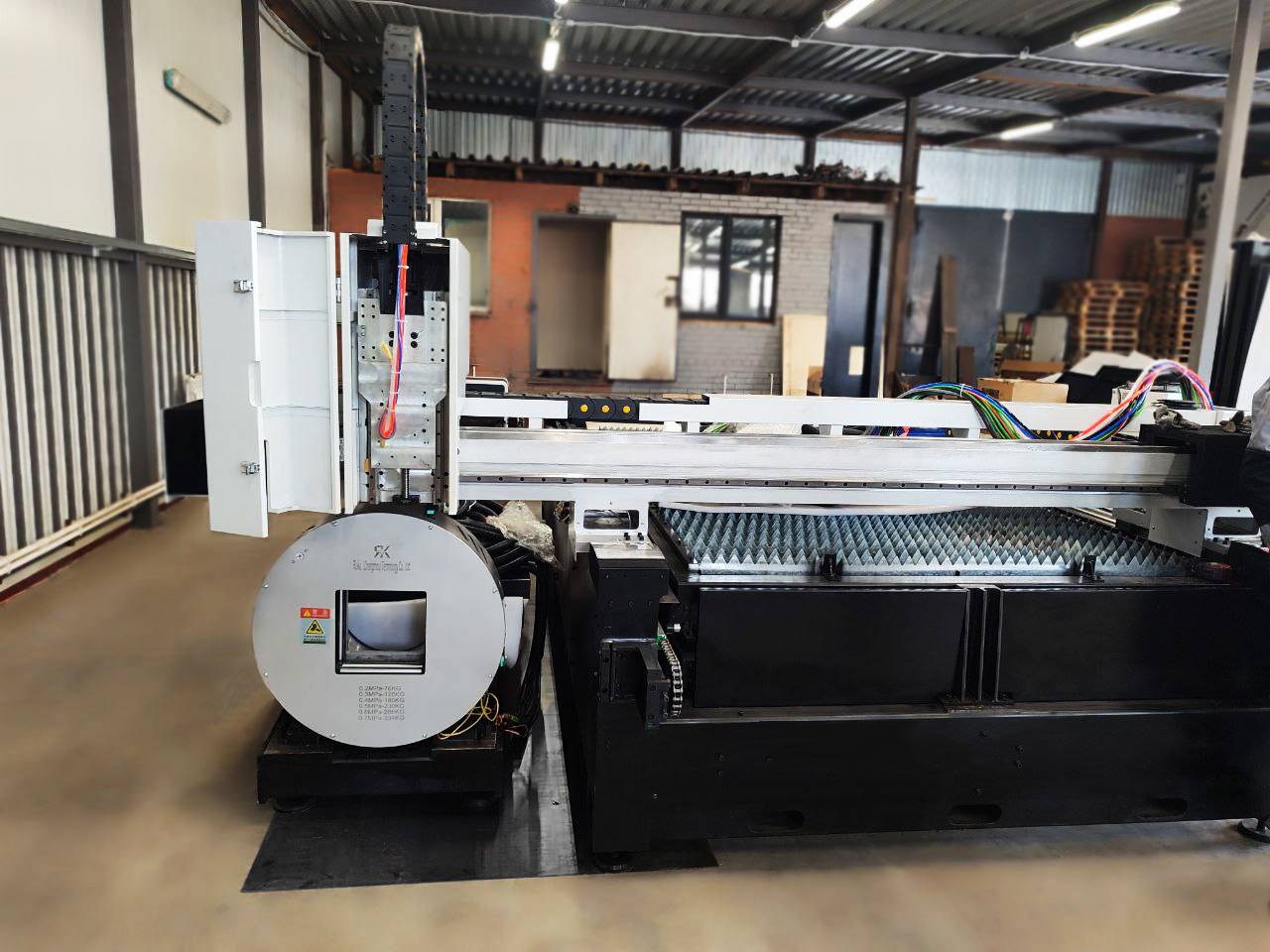 Оптоволоконный лазер в кабине для листов и труб XTC-F1530GT/3000 Raycus