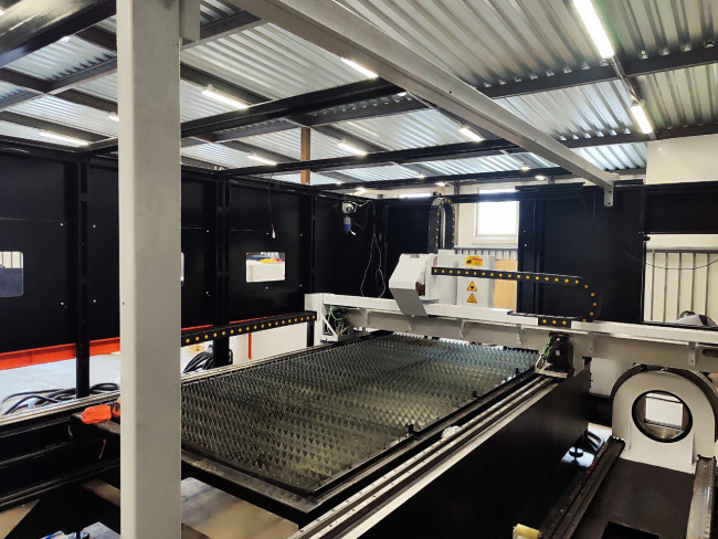 Оптоволоконный лазер в кабине для листов и труб XTC-F1530GT/3000 Raycus